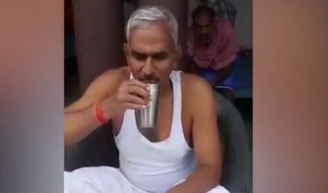 印度議員示范喝牛尿預(yù)防新冠