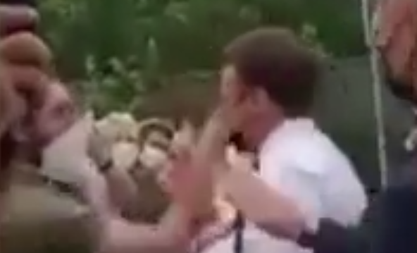 法國(guó)總統(tǒng)馬克龍?jiān)L問(wèn)行程中突遭掌摑