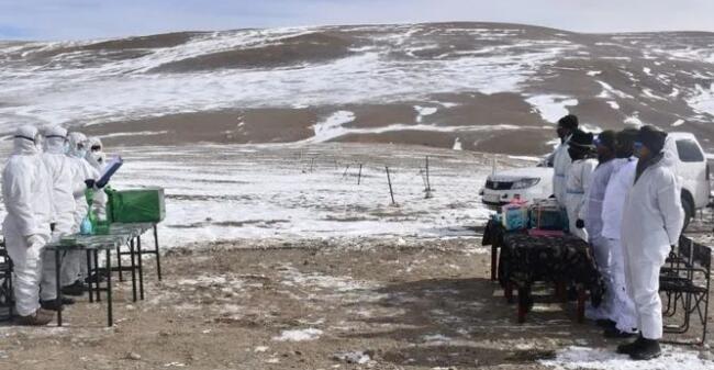 中印士兵邊境互致問候交換糖果