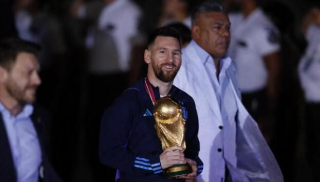 梅西攜隊凱旋球迷接機歡慶現(xiàn)場