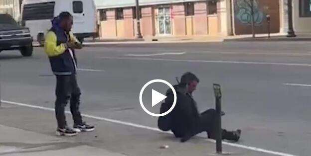 美國(guó)流浪漢被當(dāng)街處決式射殺