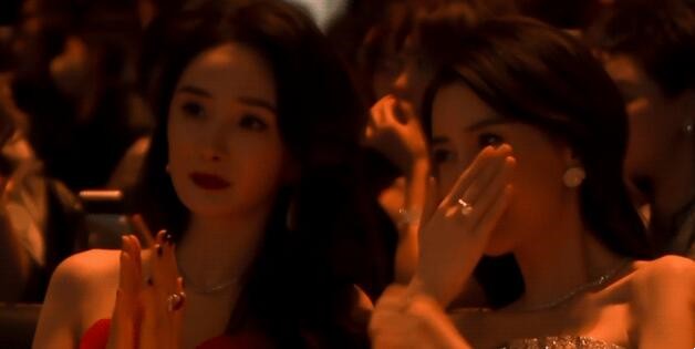 黃曉明臺(tái)上講話楊穎臺(tái)下聊天