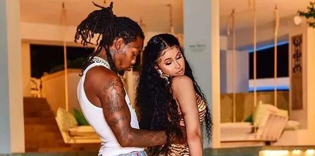 美國(guó)歌手卡姐向潑飲料觀眾扔話筒