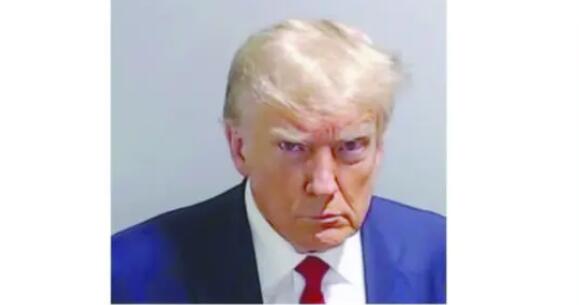 特朗普在監(jiān)獄自首并拍攝嫌犯大頭照