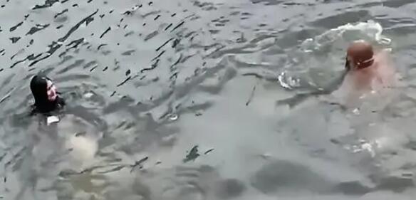 俄羅斯美女加入天津大爺跳水隊伍