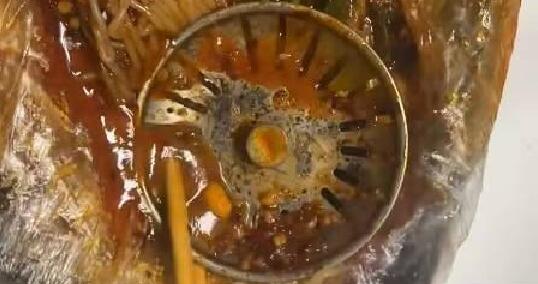 女生點(diǎn)外賣(mài)從碗里吃出地漏