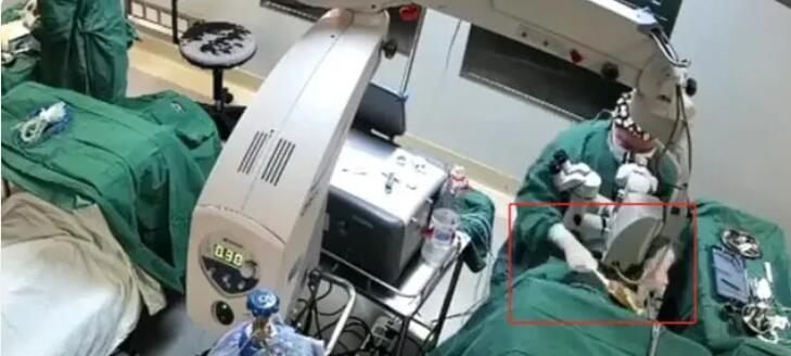 醫(yī)生手術(shù)中拳擊患者？