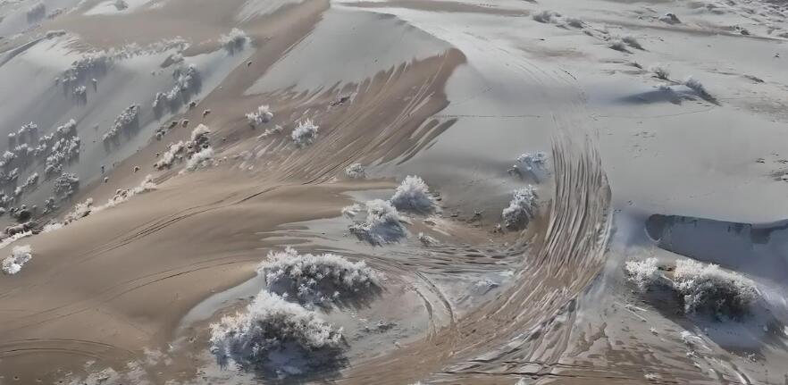 新疆沙漠現(xiàn)霧凇奇觀