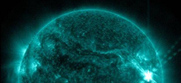 今天凌晨太陽爆發(fā)了一個強耀斑