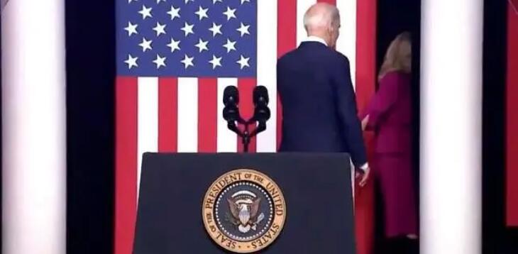 拜登發(fā)表強(qiáng)硬講話后被夫人領(lǐng)下講臺(tái)