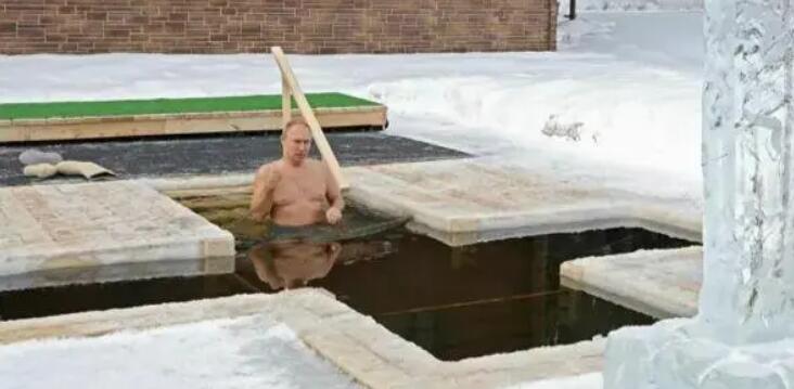 普京為慶祝主顯節(jié)跳入冰窟窿受洗禮