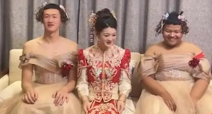 新娘讓兩個弟弟穿裙子當(dāng)伴娘