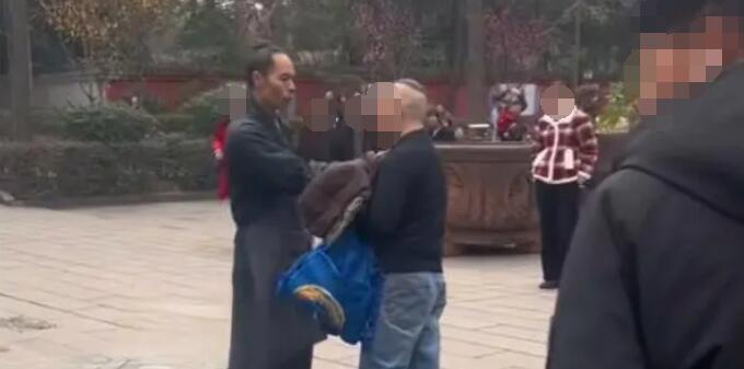 游客偷許愿池的錢遭呵斥