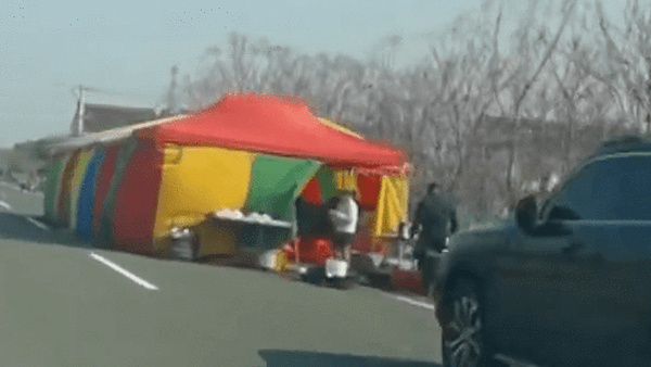 江蘇南通村民在省道上辦酒席