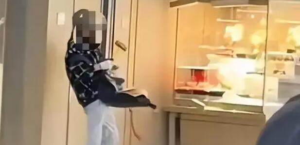 男子搶金店被抓稱不是中國人