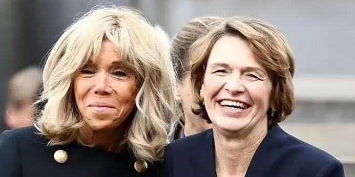 法德總統(tǒng)夫人在猶太人紀念碑前大笑