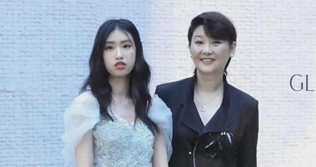 徐朵首度回應隨徐帆姓