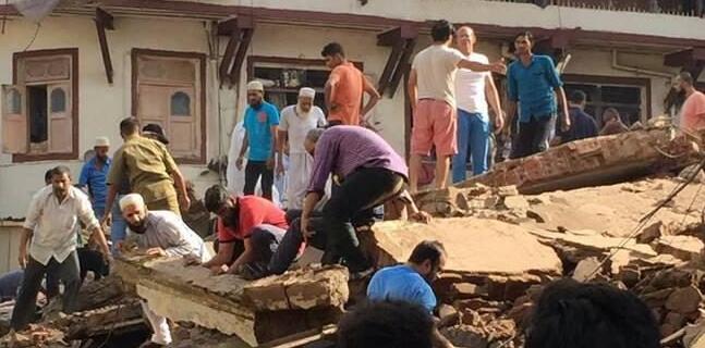 印度一教室突然倒塌學(xué)生墜落