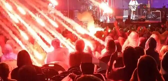 韓國(guó)音樂節(jié)煙火射向觀眾