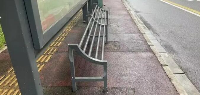 長沙公交站臺(tái)奇怪座椅引吐槽