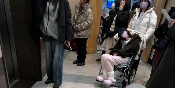 趙露思現(xiàn)身急診坐輪椅