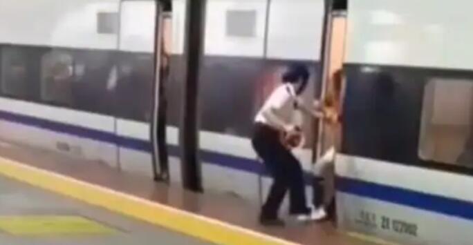 女子伸腿阻止高鐵關(guān)門(mén)被行拘