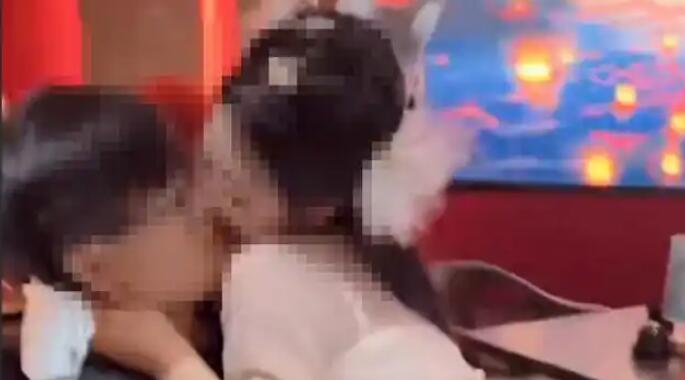 杭州酒館被曝提供女舞者用嘴喂食服務(wù)